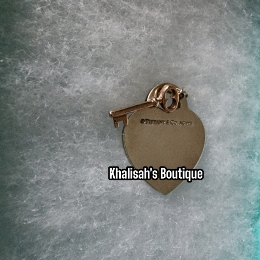 Return to Tiffany®Heart Tag Key Pendantin Silver and Rubedo® Metal, Medium - Picture 8 of 11
